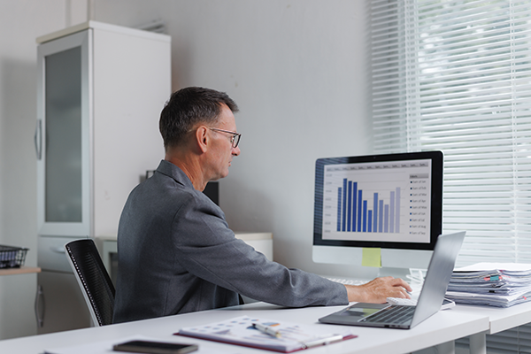 senior-businessman-analyzing-financial-data-on-com-2025-10-28-09-41-43-utc